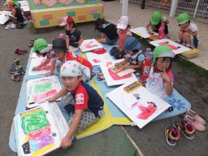 見て見て！消防車の迫力に「負けないぐらい元気いっぱいの絵でしょ？